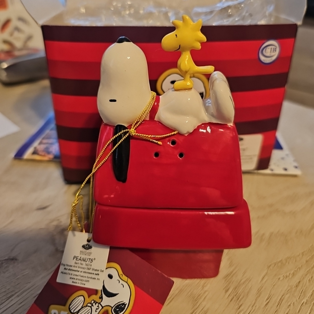 NEW! WESTLAND PEANUTS SNOOPY WOODSTOCK MAGNETIC SALT & PEPPER SHAKERS OPEN BOX